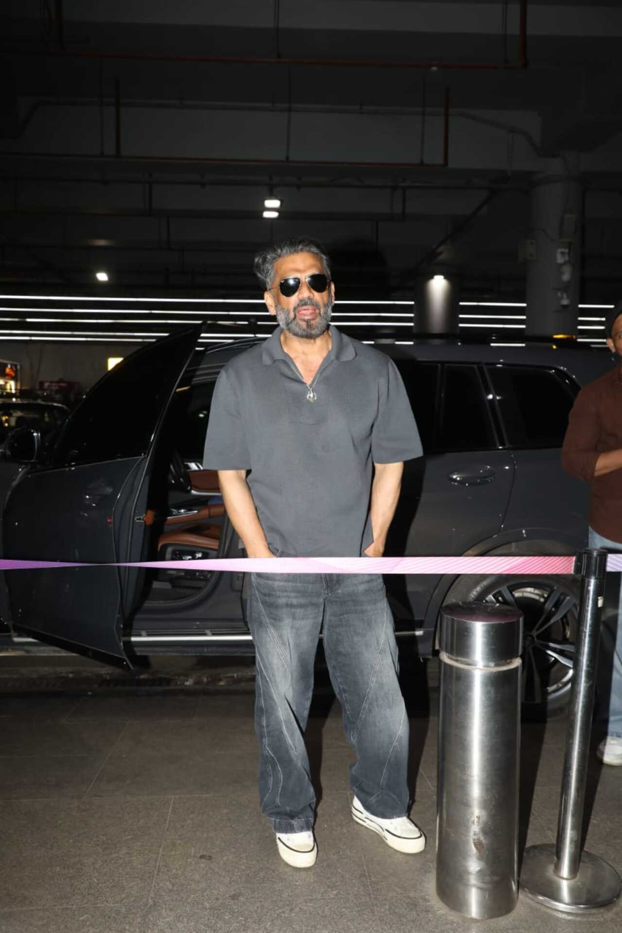 Suniel Shetty was spotted at the airport in a relaxed and understated outfit. The actor opted for a charcoal-grey polo T-shirt paired with faded denims.